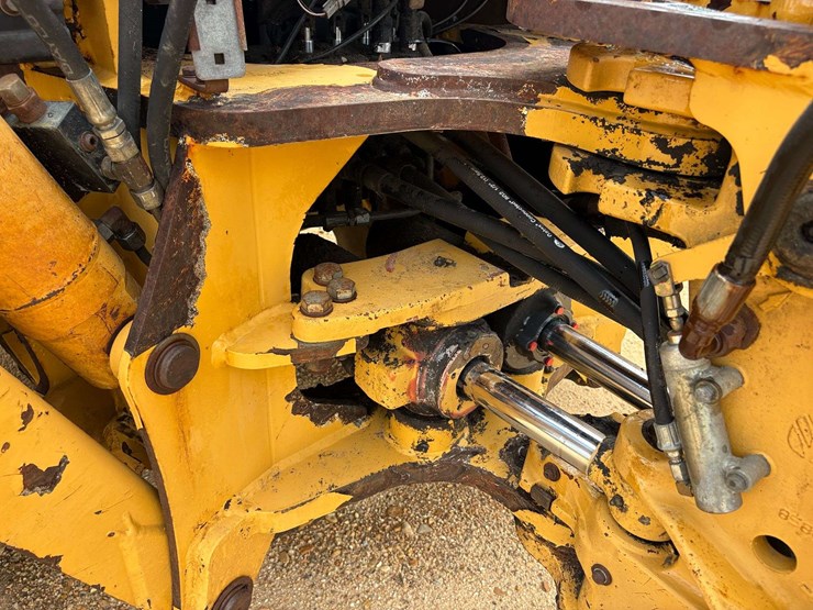 new-holland-555e-image-30