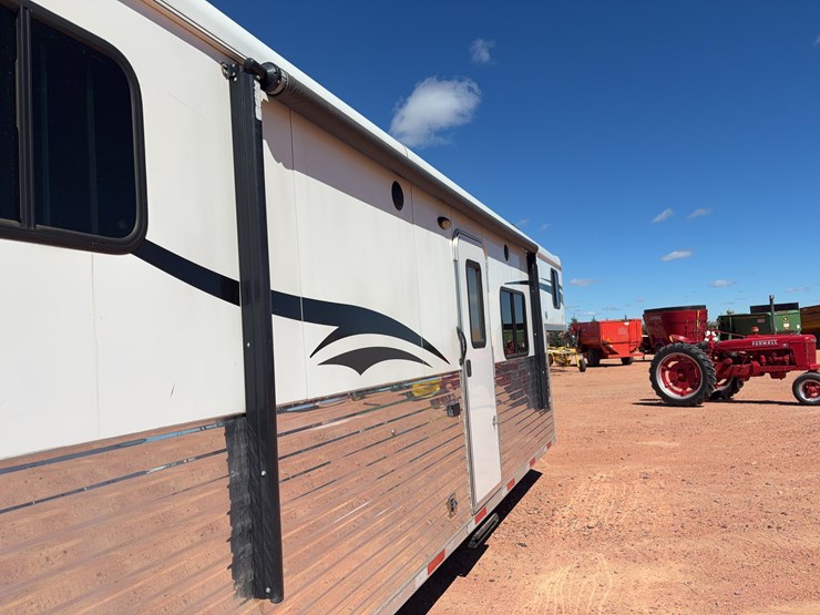2017-bison-living-quarters-trailer-image-15