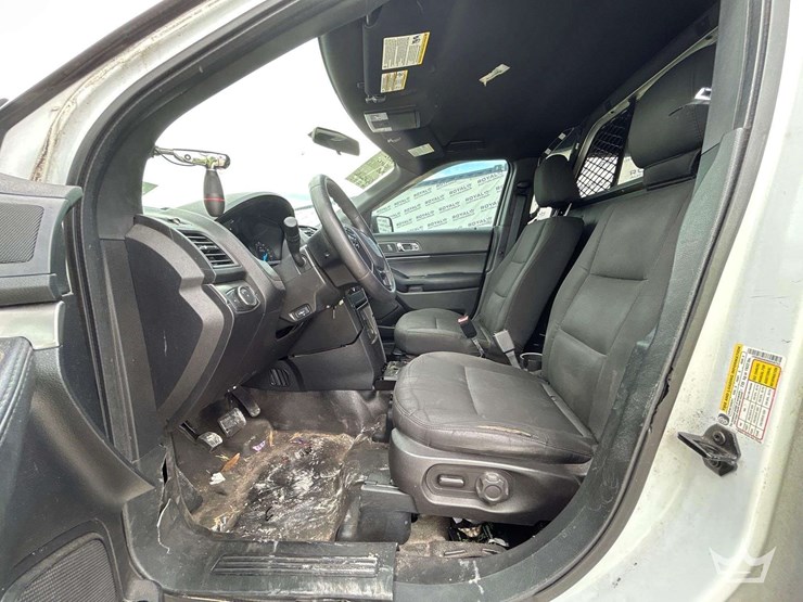 2017-ford-explorer-image-12