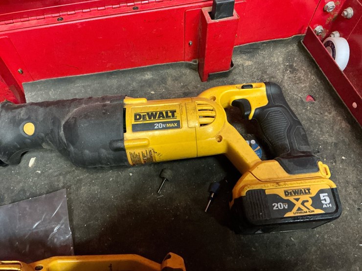 #101-•-dewalt-20v-max-power-tool-assortment-with-batteries-and-accessories-image-4