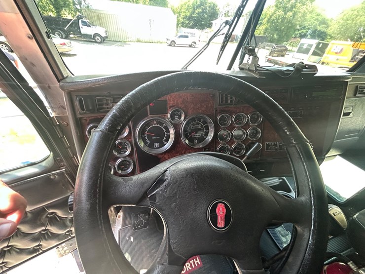 2005-kenworth-t800-image-30