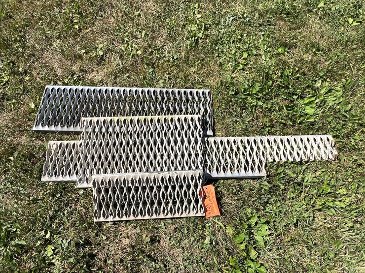 #5723-•-(4)-pieces-of-steel-grating-image-1