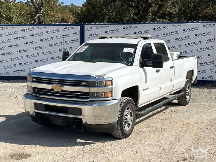 2015-chevrolet-silverado-pickup-truck-image-1