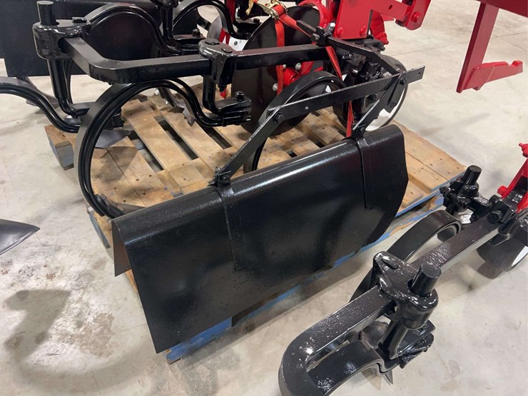 international-harvester-fast-hitch-two-row-cultivator-with-tunnel-shields-image-27