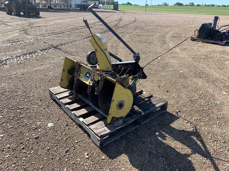 john-deere-snow-thrower-image-1