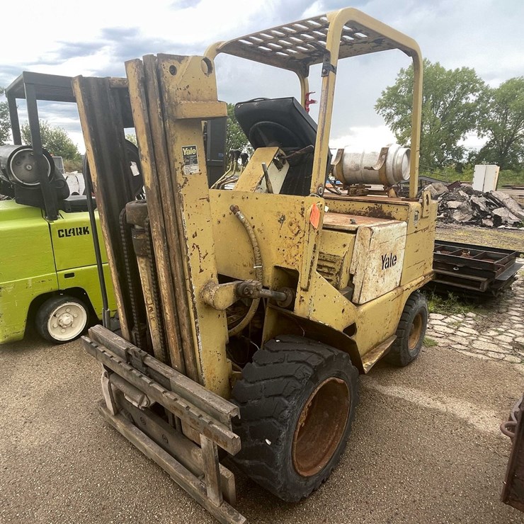 #10490 • Yale Fork Lift