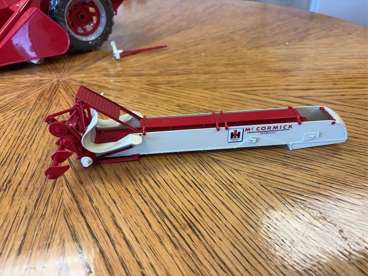 1/16-farmall-560-with-2-mh-corn-picker-precision-series-#14-image-3
