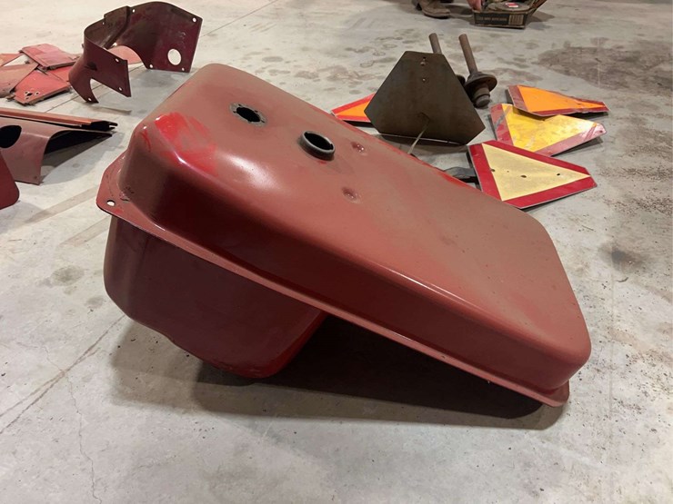 international-harvester-656-row-crop-utility-diesel-fuel-tank-image-2