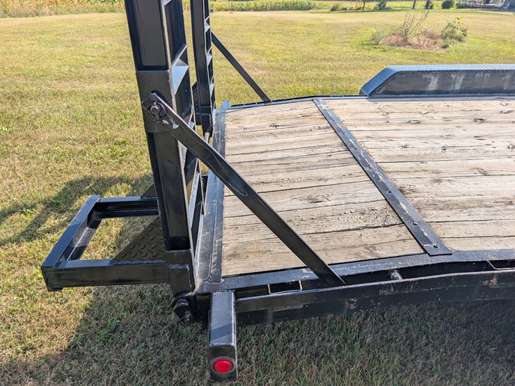 #121-•-2015-horse-creek-15-ton-trailer-(has-wi-title)-image-18