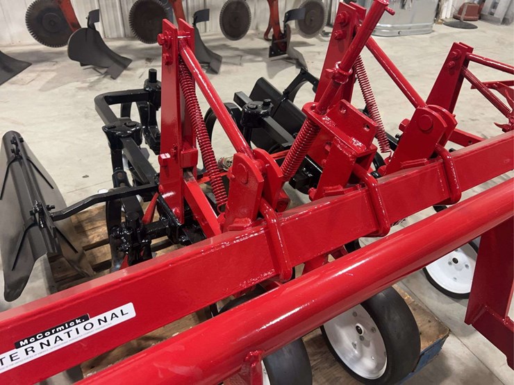 international-harvester-fast-hitch-two-row-cultivator-with-tunnel-shields-image-7