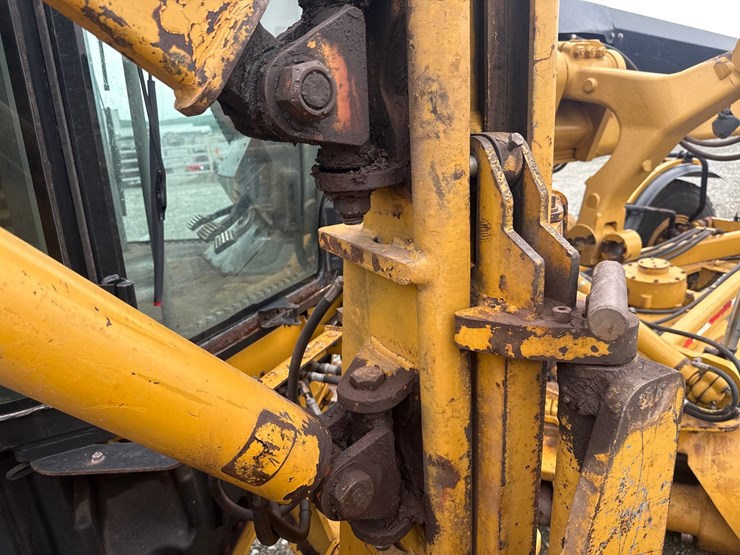 caterpillar-160m-awd-image-44