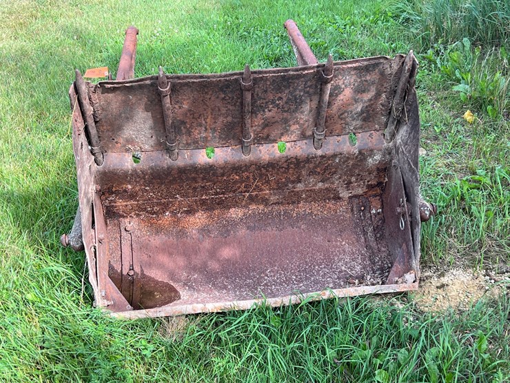 #5708-•-tractor-loader-arms-and-bucket-image-2