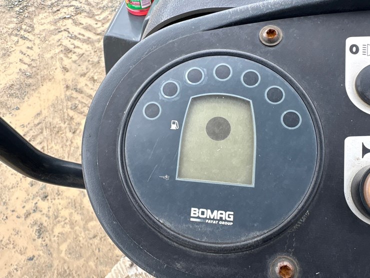 2011-bomag-bw120ad-4-image-40