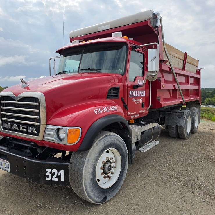 #25406 • 2003 Mack CV713 Granite Truck