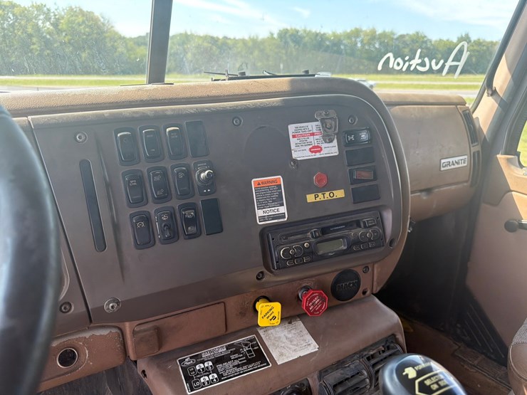 #265-•-2006-mack-cv713-granite-tri-axle-dump-truck-image-26