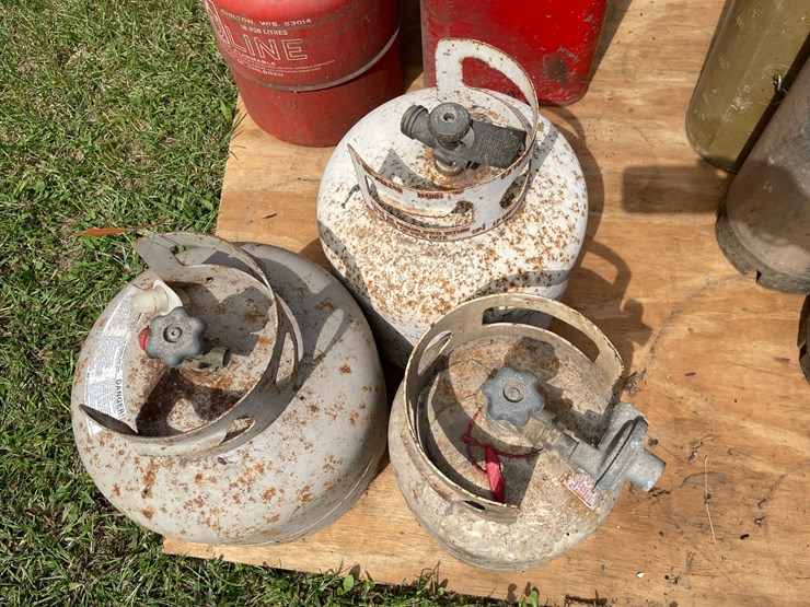 #1663-•-(3)-propane-tanks-image-2