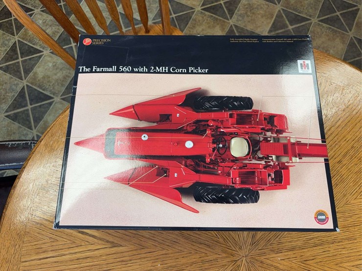 1/16-farmall-560-with-2-mh-corn-picker-precision-series-#14-image-25