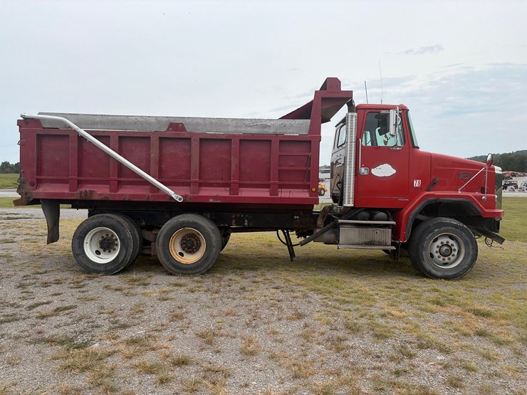 #269-•-1999-volvo-acl-tandem-axle-dump-truck-image-13