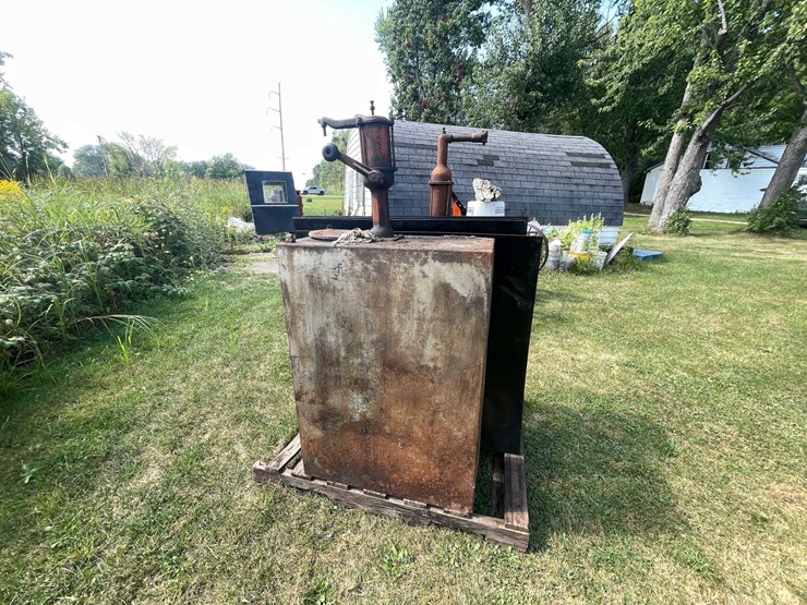 #1619-•-(2)-vintage-gas-tanks-image-3
