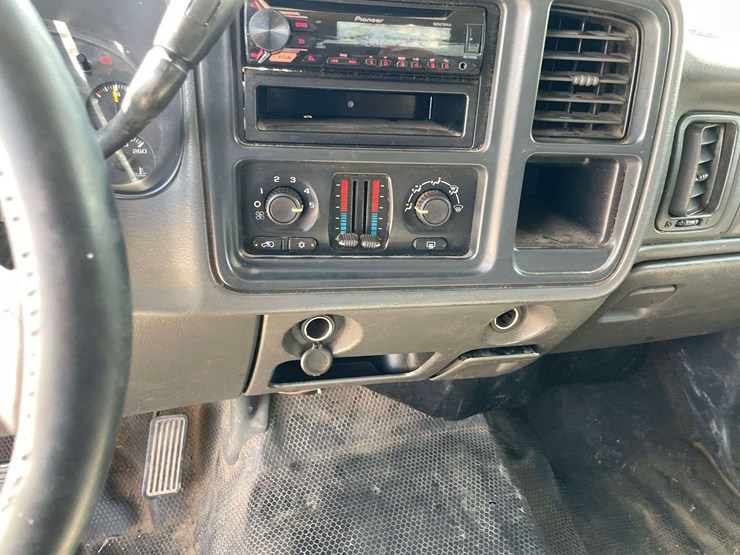 2003-gmc-sierra-2500-image-13