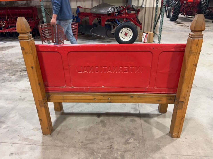 custom-international-harvester-tailgate-bench-image-2