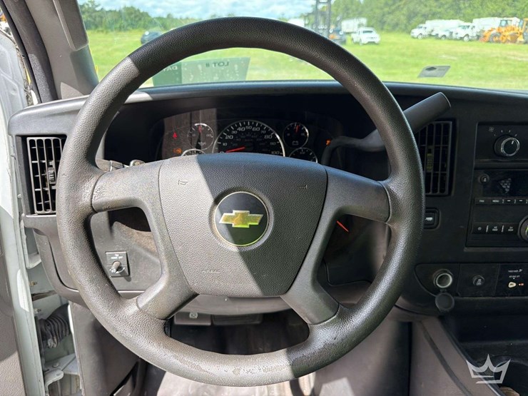 2017-chevrolet-express-2500-image-8