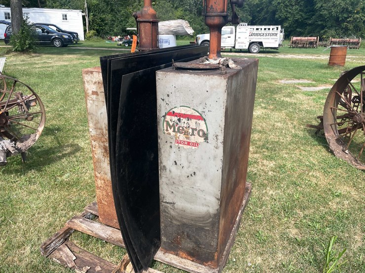 #1619-•-(2)-vintage-gas-tanks-image-4