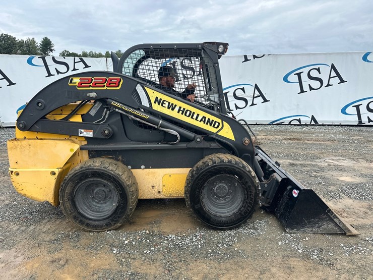 2019-new-holland-l228-image-6