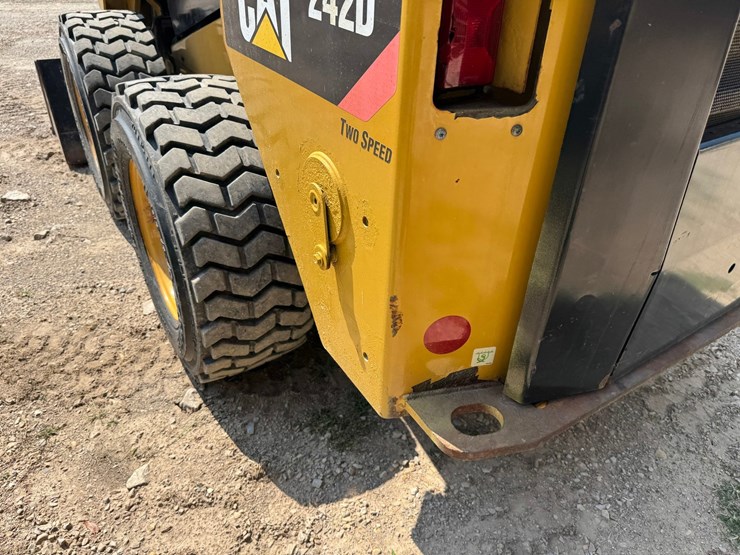 caterpillar-242d-image-21