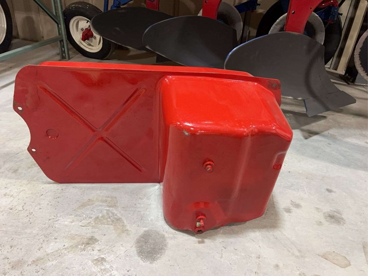 international-harvester-656-row-crop-utility-diesel-fuel-tank-image-11