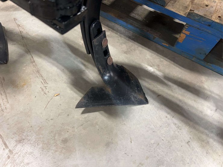 international-harvester-fast-hitch-two-row-cultivator-with-tunnel-shields-image-30