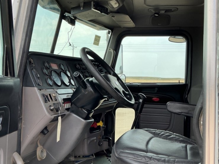 2012-peterbilt-388-image-19