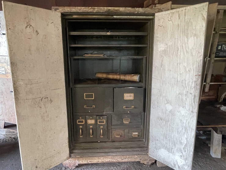 #1697-•-cabinet-and-contents-image-1