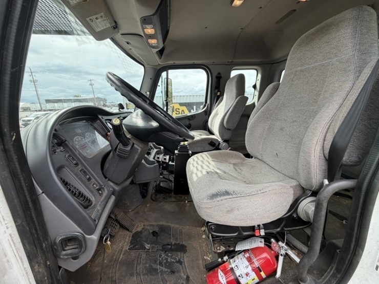 2013-freightliner-114sd-image-44