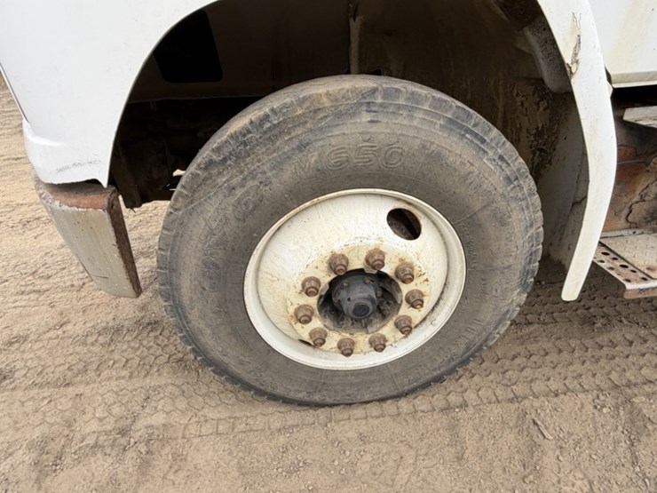 1999-freightliner-fl60-image-10
