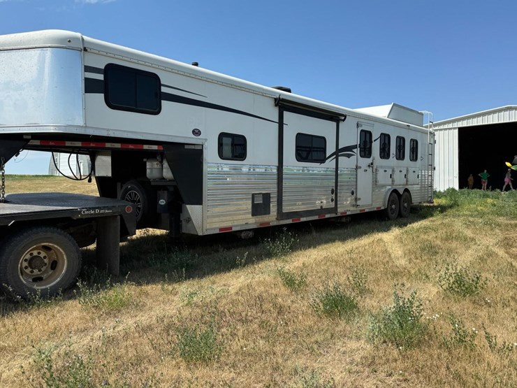 2017-bison-living-quarters-trailer-image-1