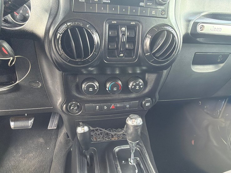 2013-jeep-wrangler-rubicon-image-18