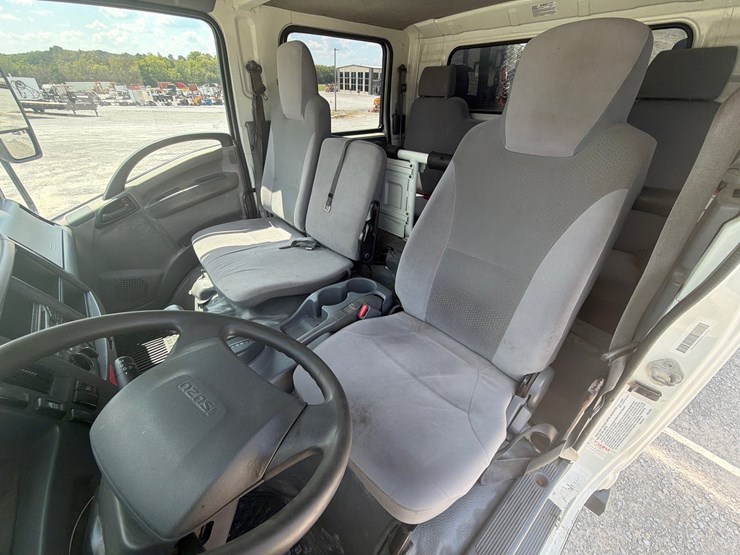2016-isuzu-npr-image-13