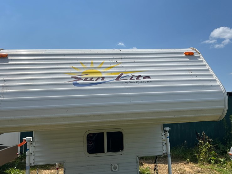 #5675-•-sun-lite-pick-up-camper-image-6