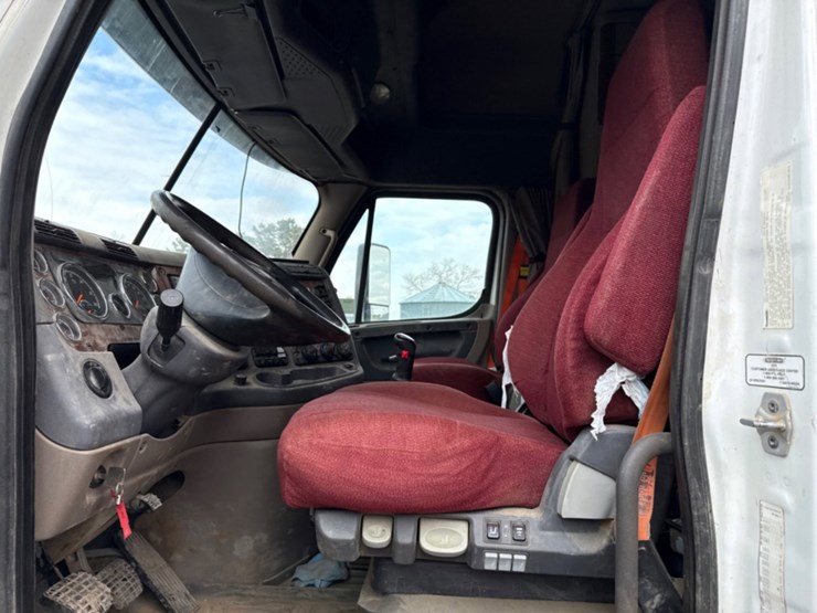 2014-freightliner-cascadia-tri--axle-image-7