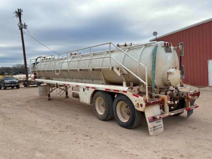 2012-c.gallegos-130bbl-vaccum-trailer-image-3