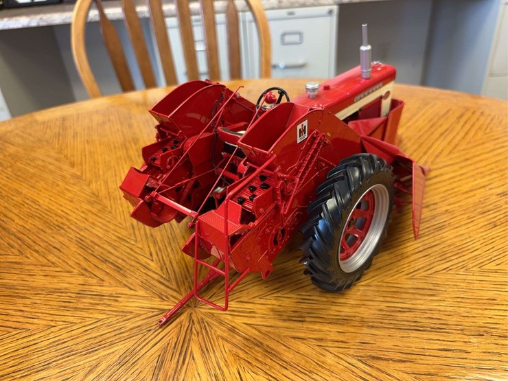 1/16-farmall-560-with-2-mh-corn-picker-precision-series-#14-image-11