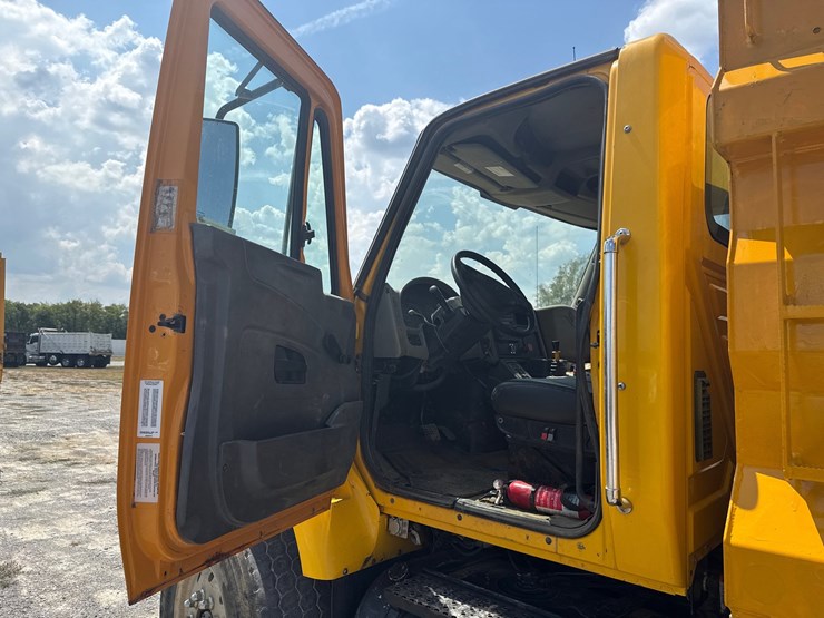 #263-•-2009-international-7500-workstar-tri-axle-dump-truck-image-23