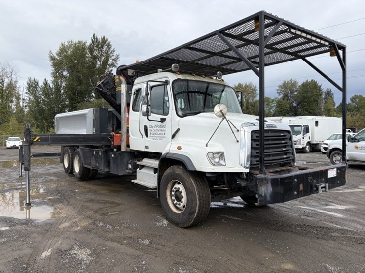 2013-freightliner-114sd-image-2