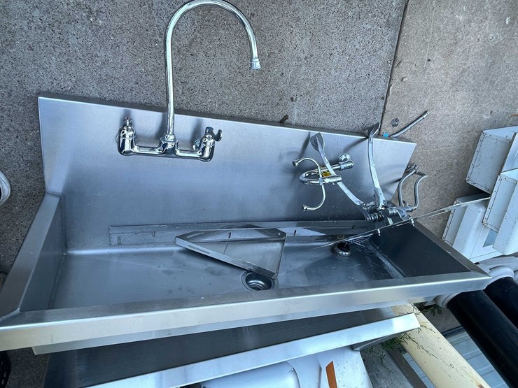 #9132-•-(3)-stainless-steel-sinks-with-eyewash-stations-(o3)-image-3