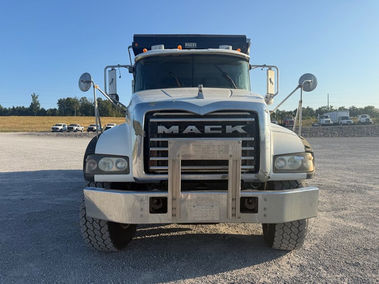 #266-•-2007-mack-ctp713-tri-axle-dump-truck-image-2