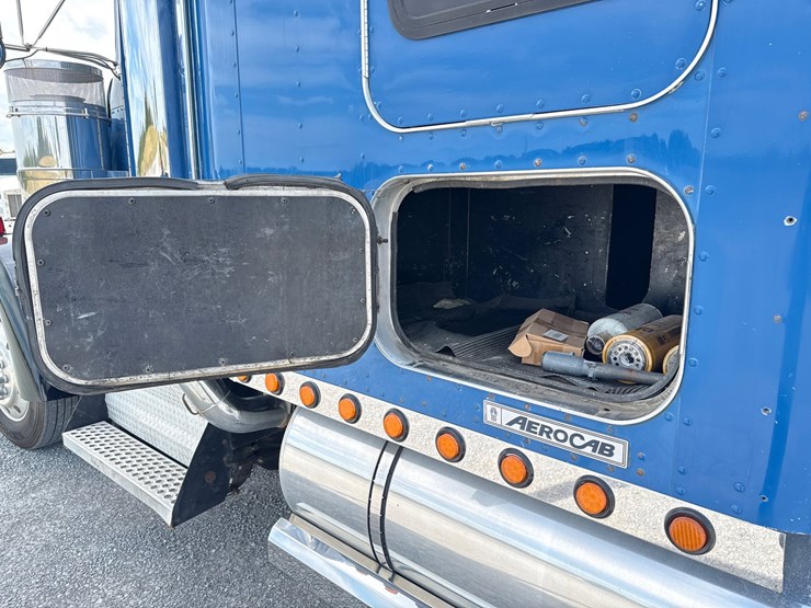 2006-kenworth-w900l-image-24