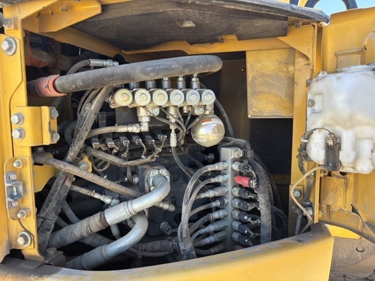 2013-komatsu-pc228us-lc-8-image-29