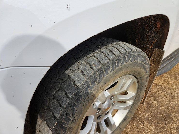 2015-chevrolet-tahoe-lt-image-32