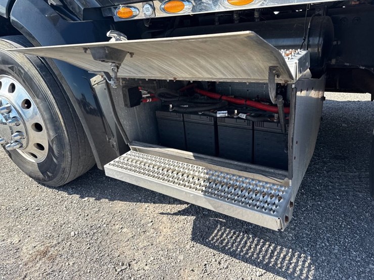 2018-peterbilt-579-image-26